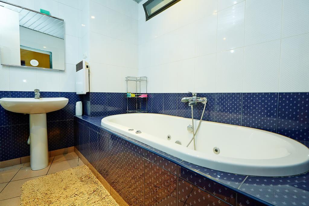Apartment Deribasovskaya With Jacuzzi Odessa Exteriör bild